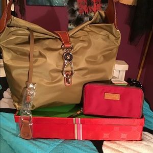 Dooney & Bourke Nylon Lg Hobo & Wallet+ free gift